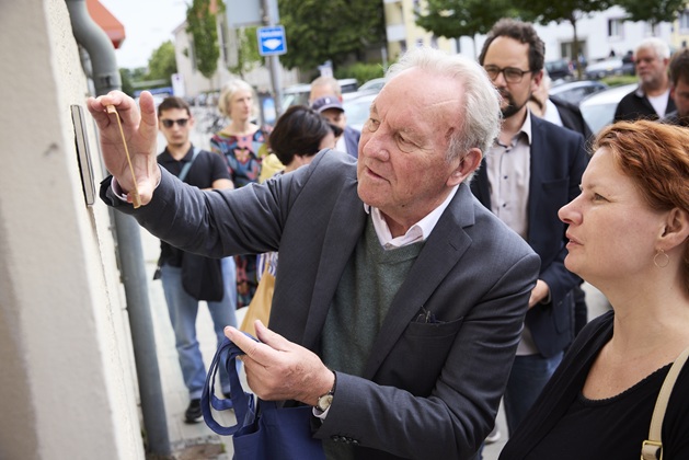 Die Erinnerungszeichen werden angebracht