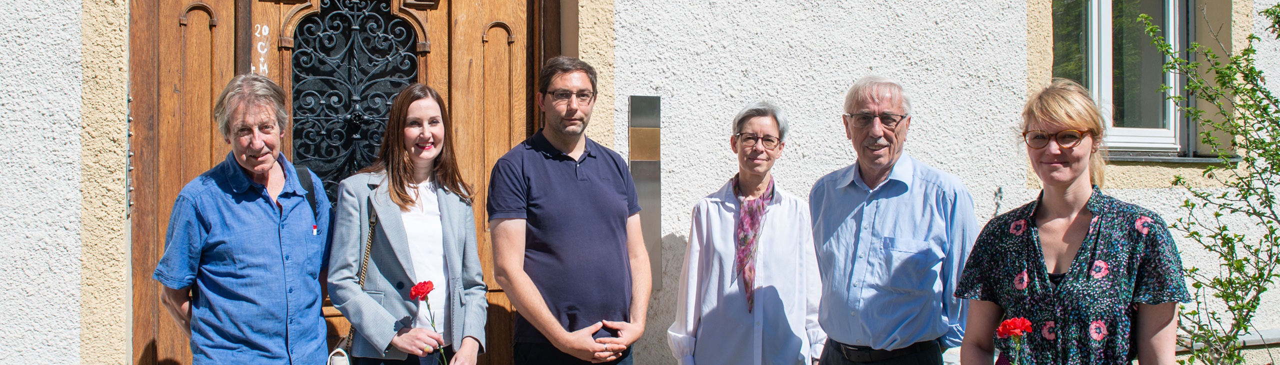 Gruppenbild mit dem Erinnerungszeichen für Hans Beimler