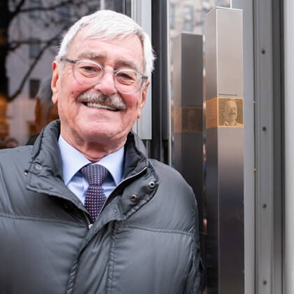 Prof. Dr med. Thomas Neuhann with the Memorial Sign for his grandfather