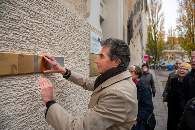 Andreas Burkhardt bei der Anbringung der Erinnerungszeichen