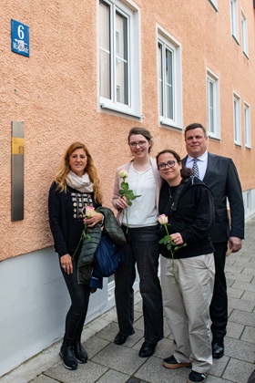 Gruppenfoto mit dem Erinnerungszeichen für Helmuth Silberberg
