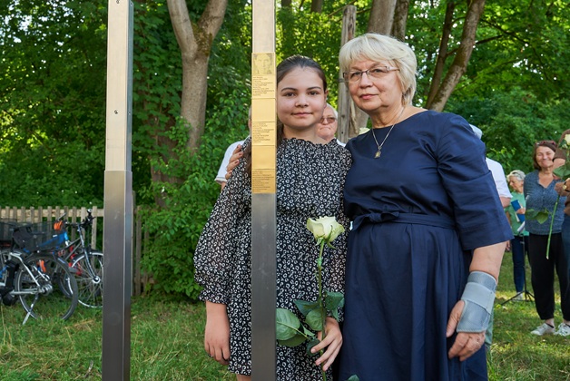 Ein Mitglied der Siedlervereinigung und Larisa Borisenko, Angehörige von Efrosinija Surdakowa