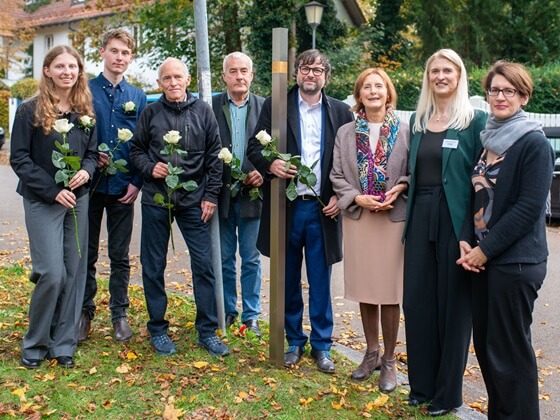 Gruppenfoto mit dem Erinnerungszeichen für Alexander Schmorell