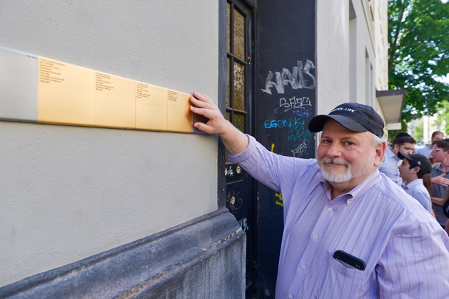 Relative with the Memorial Sign for Issachar Dow Steinberg