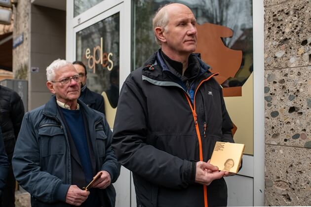 Michael Both zeigt das Erinnerungszeichen für Marjem Both