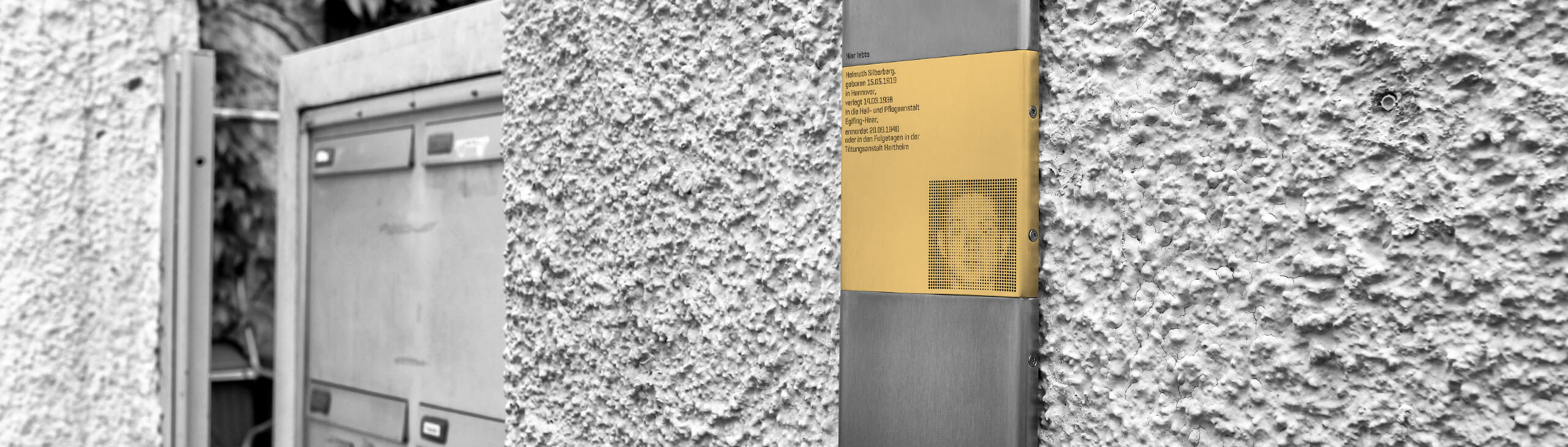 Plakette mit Erinnerungszeichen für Helmuth Silberberg