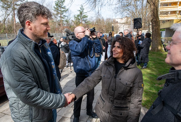 From left to right: Headmaster of the Mittelschule an der Perlacher Straße, Marcella Reinhardt, Chairwoman of the Regional Association of German Sinti & Roma Swabia e.V. and City Councillor Winfried Kaum