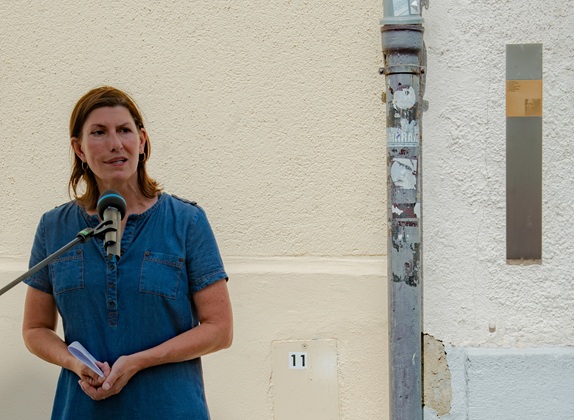 Edith Steiner spricht für die  Bewohnergemeinschaft Ickstattstr. 17