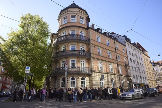Anbringung der Erinnerungszeichen an der Liebigstraße 21