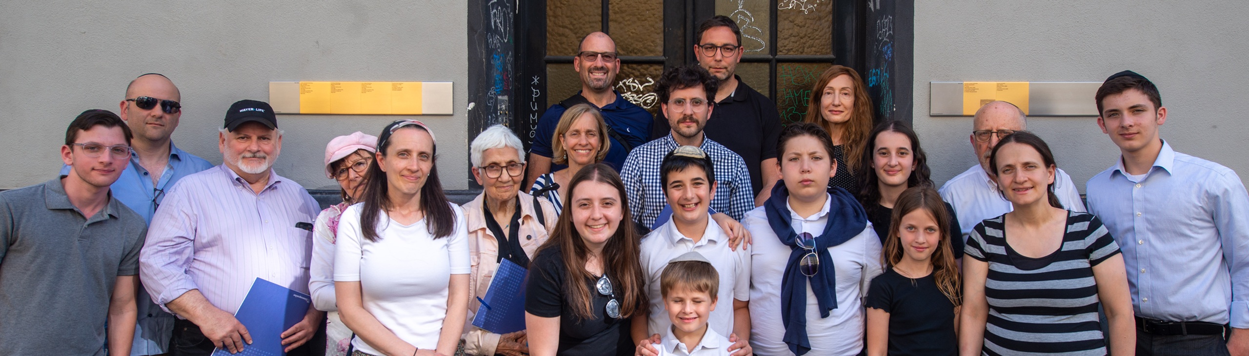 Gruppenbild mit den Erinnerungszeichen in der Buttermelcherstraße 14