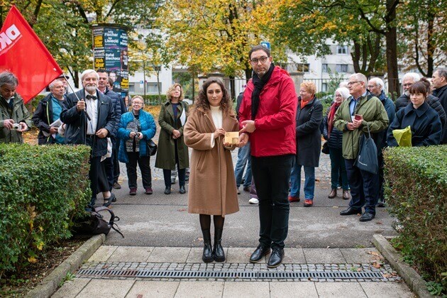 Susana Zickert und Stefan Jagel zeigen das Erinnerungszeichen für Heinz Eschen