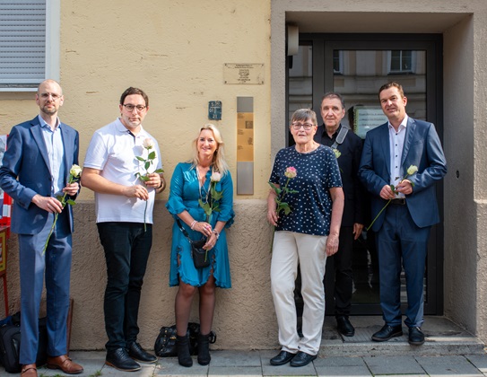 Gruppenbild mit den Erinnerungszeichen für Carry Brachvogel, Julie Weinmann und Siegmund Hellmann