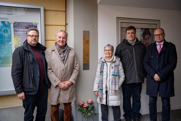 Group picture with the Memorial Signs at Kaulbachstraße 33