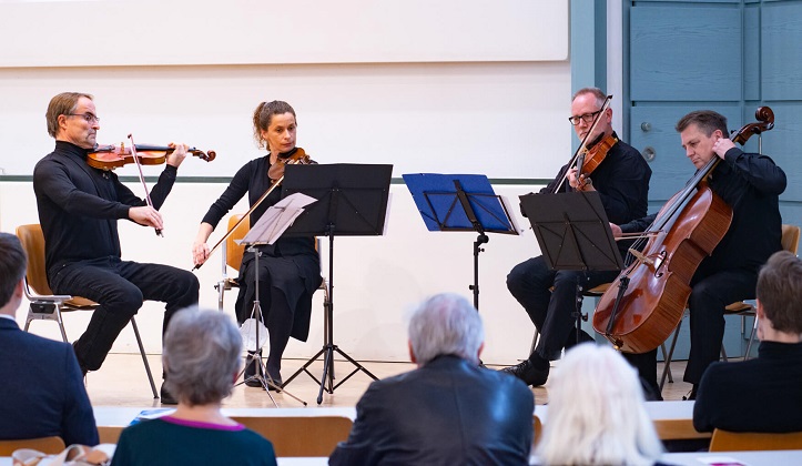 Das Münchner Ärzteorchester, mit Christian Wissing und Veronika Diekmann an der Violine, Jörg Sauerbrey, Viola und Johannes Soukup, Violoncello