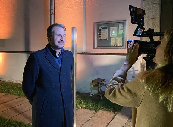 Mayor Matthias Kohlmayer in an interview in front of the Memorial Sign