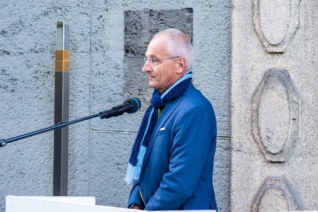 Hardy Langer spricht für die Angehörigen von Semaya und Julius Davidsohn