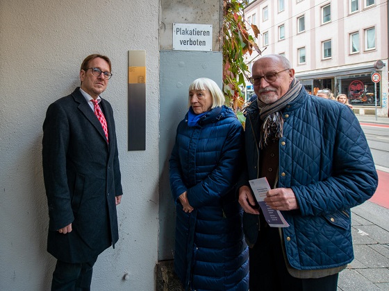 Vor dem Erinnerungszeichen für Paul Franz Wassermann