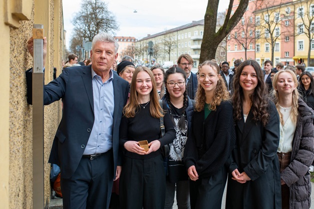 Lord Mayor Dieter Reiter and pupils of the Heinrich-Heine-Gymnasium