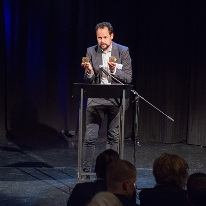 Max Strnad von Public History München zeigt die Erinnerungszeichen für das Ehepaar Sterneck