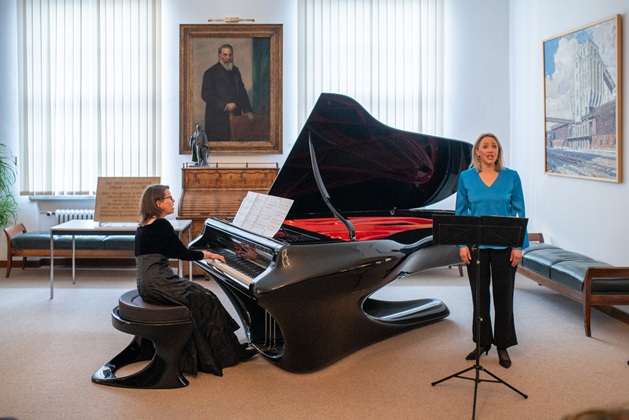 Anne Schätz am Klavier mit Lydia Teuscher-Bastian, Gesang