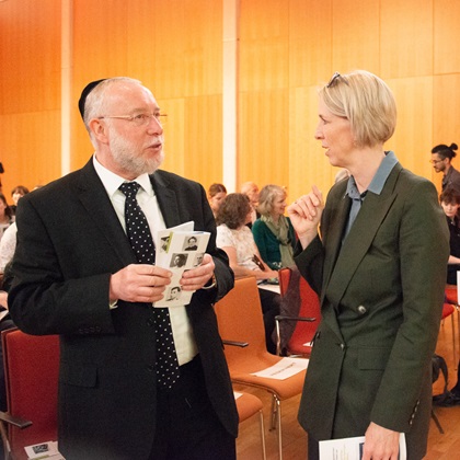 Rabbiner Aharon Brodman in conversatin with Bürgermeisterin Katrin Habenschaden