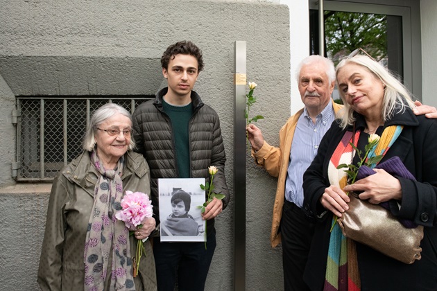 Familienanghörige vor dem Erinnerungszeichen für Willi Gögel