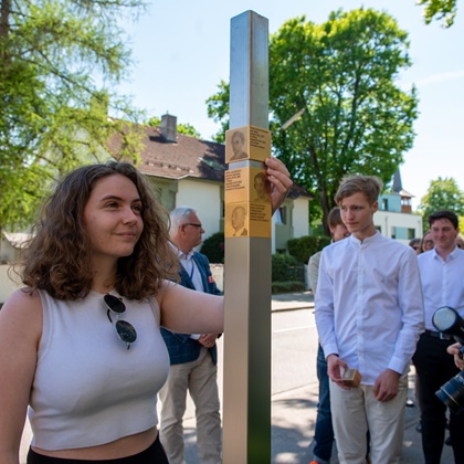 Schüler*innen bringen die Erinnerungszeichen an