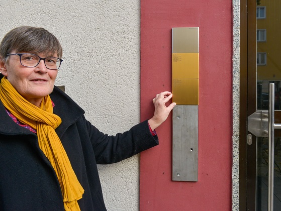 Dr. Eva Strauß, managing director of Stattreisen München e.V. und Initiatorin der Erinnerungszeichen