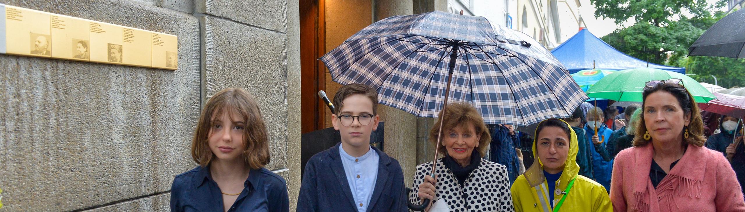 Gruppenbild mit den Erinnerungszeichen in der Tengstr. 26