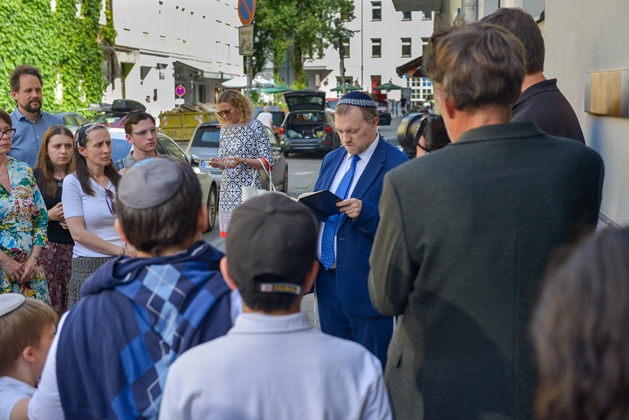 Rabbiner spricht ein Gebet