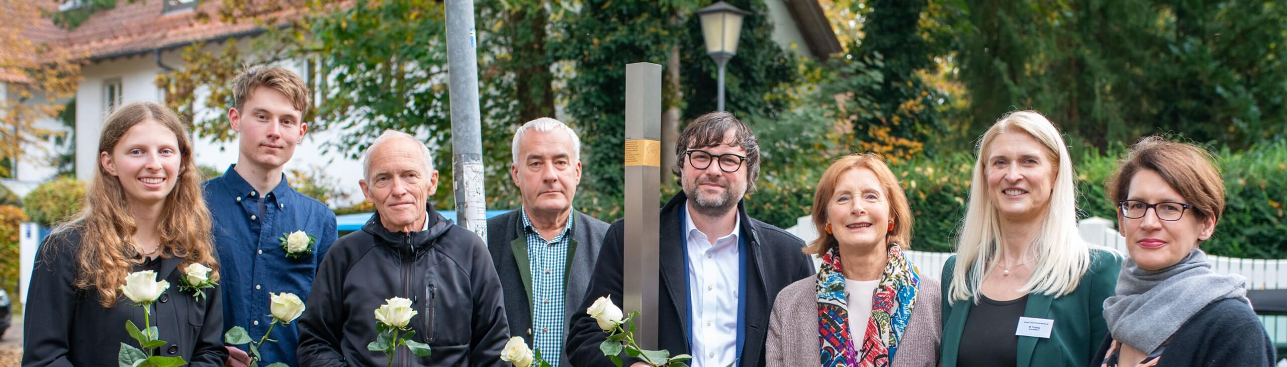 Group picture with the Memorial Sign for Alexander Schmorell