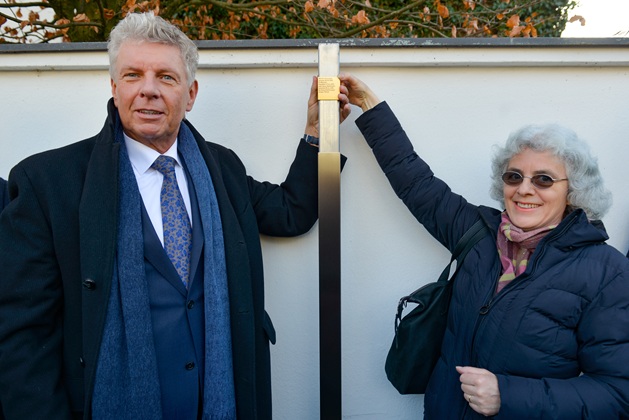 Mayor Dieter Reiter and Sonja Schneidinger, granddaughter and initiator of the Memorial Signs