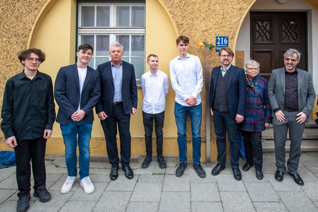 Gruppenbild mit dem Erinnerungszeichen für Klara Grüner