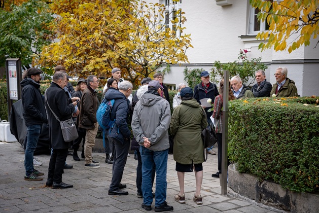 Installation of the Memorial Signs at Elisabethstraße 30