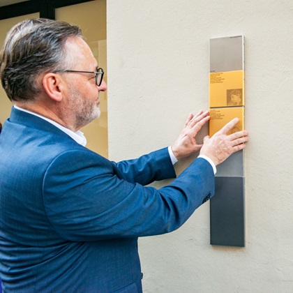 Installation of the Memorial Signs for Hedwig, Jeanette und Rosa Hiller