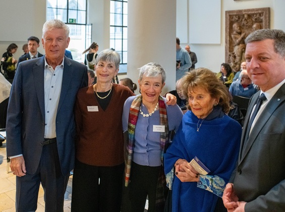 Lord Mayor Dieter Reiter, Naomi Karp and Ellen Kandell, Dr h.c. mult. Charlotte Knobloch and Christian Bernreiter, Minister of State for Housing, Building and Transport