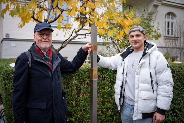 Klaus Peter Münch from ErinnerungsWerkstatt München e. V. installs the Memorial Sign together with a resident of Elisabethstraße 30
