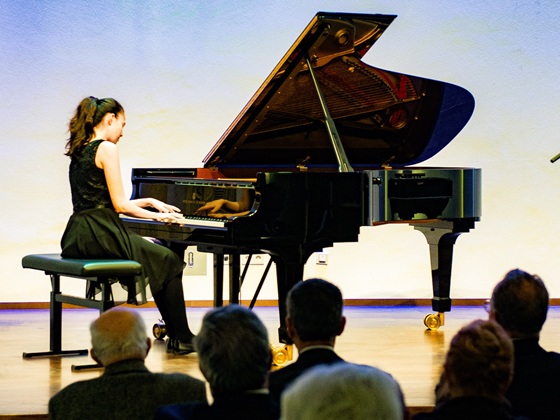 Vivien Walser at the grand piano