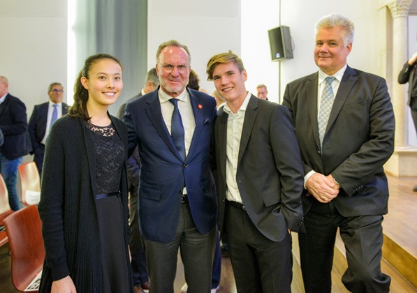 Karl-Heinz Rummenigge, Chairman of FC Bayern München and initiator of the memorial plaque for Hedwig and Hugo Railing, Vivien Walser, Simon Werner, and music school director Hans Peter Pairott