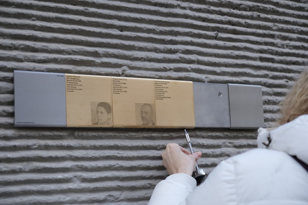 Anbringung der Erinnerungszeichen