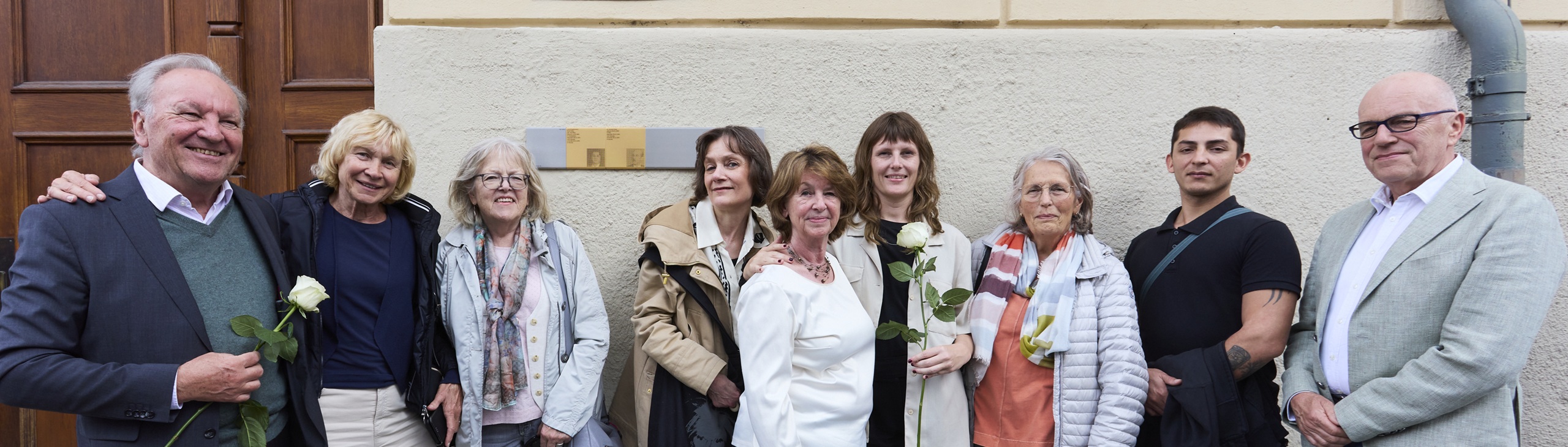 Gruppenbild mit den Erinnerungszeichen für das Ehepaar Oster