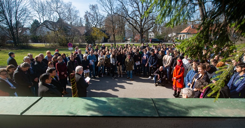 Übergabe der Erinnerungszeichen für Familie Schneck
