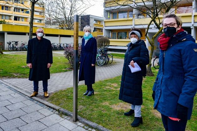 Gruppenbild mit den Erinnerungszeichen in der Sintpertstraße 15