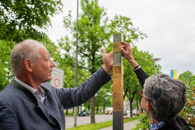 Angehörige bringen das Erinnerungszeichen für Alfred Sänger an