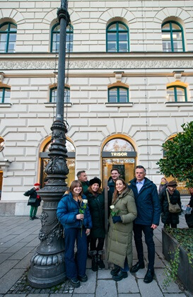 Councillor Michael Dzeba, Parsifal von Pallandt, initiator of the memorial sign, and relatives of Anna Caspari