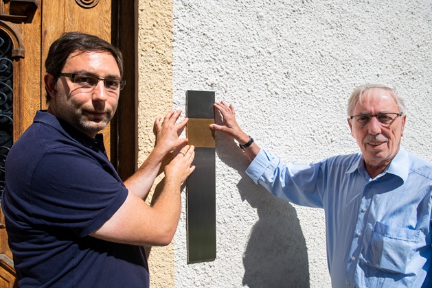 Stefan Jagel und Franz Schröther bringen das Erinnerungszeichen für Hans Beimler an