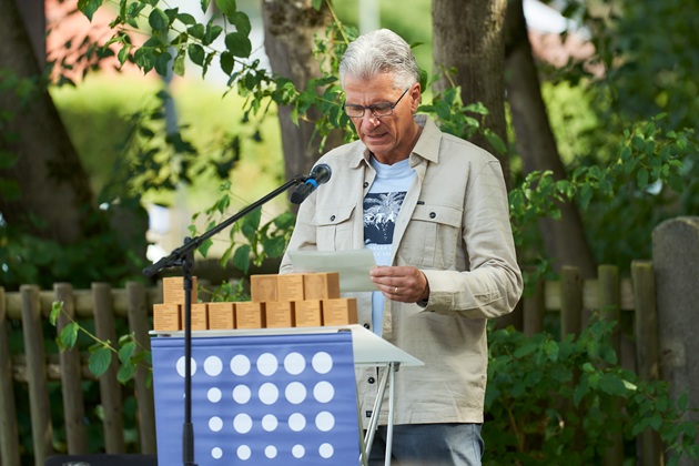 Mitglieder der Siedlervereinigung verlesen die Biografien