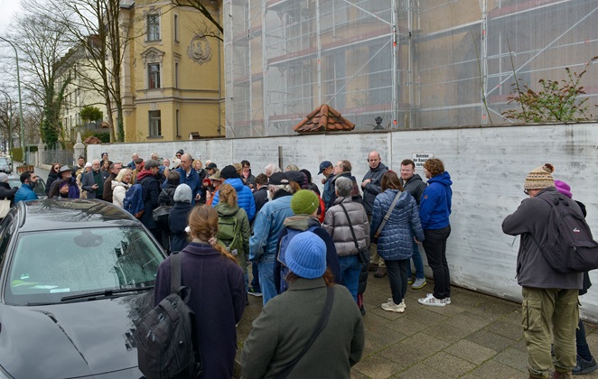 Guests in front of Schubertstraße 8