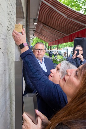 Das Erinnerungszeichen für Max Josef Freund wird angebracht