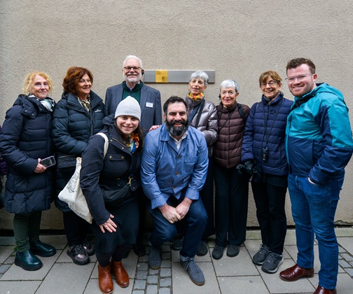 Gruppenbild mit dem Erinnerungszeichen